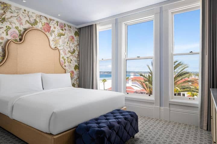 Room 52 of 193